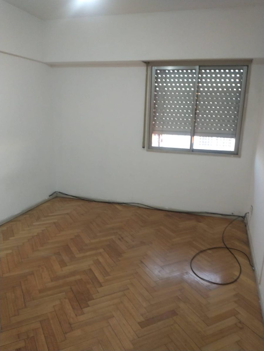 SE VENDE DPTO 4 AMB. AL FRENTE CON BALCON EN MONTE CASTRO - 1