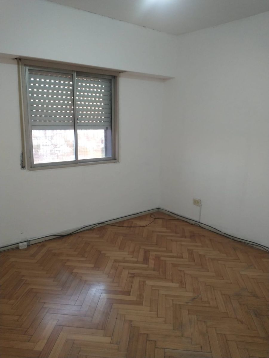 SE VENDE DPTO 4 AMB. AL FRENTE CON BALCON EN MONTE CASTRO - 2