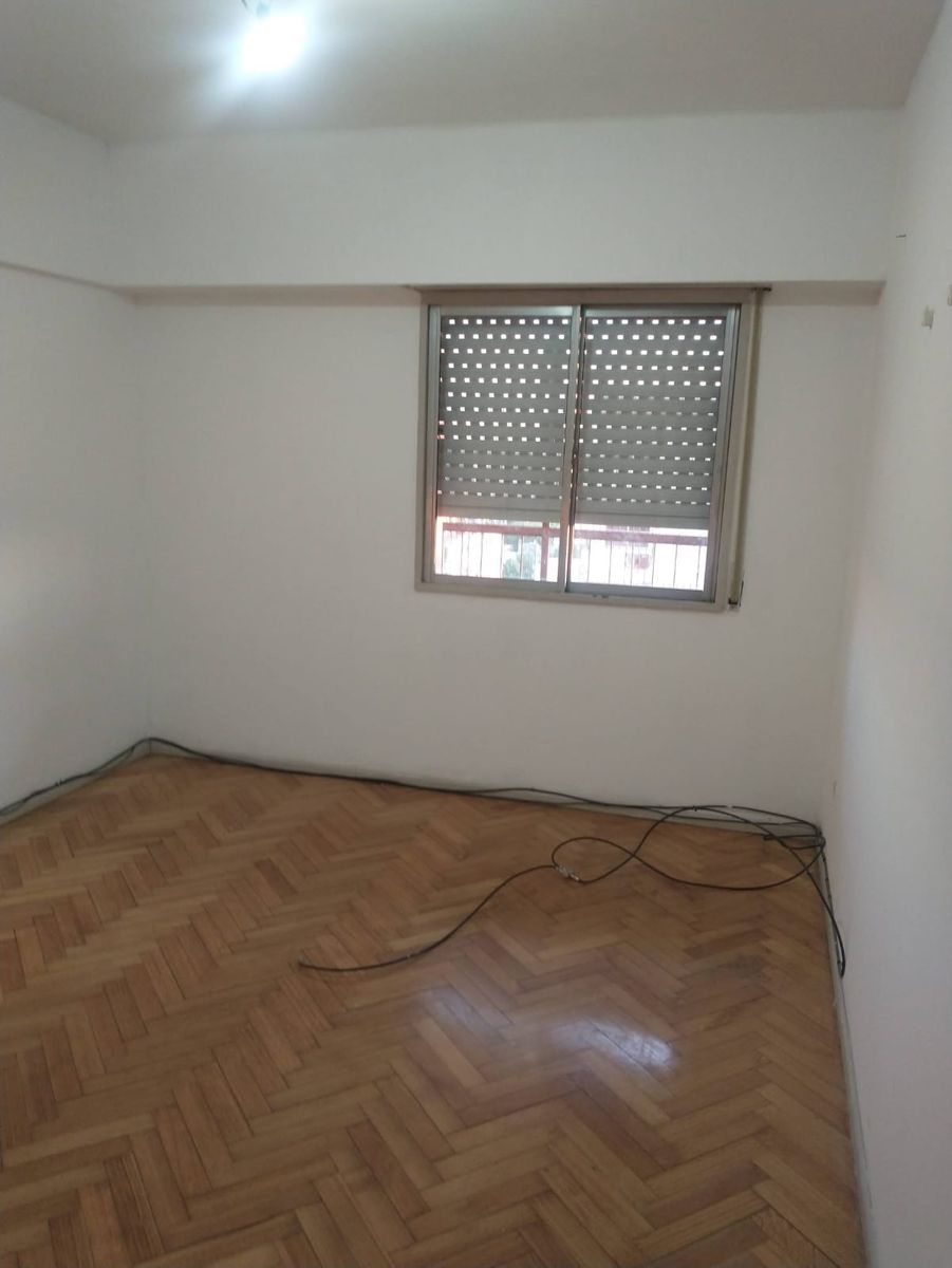 SE VENDE DPTO 4 AMB. AL FRENTE CON BALCON EN MONTE CASTRO - 5