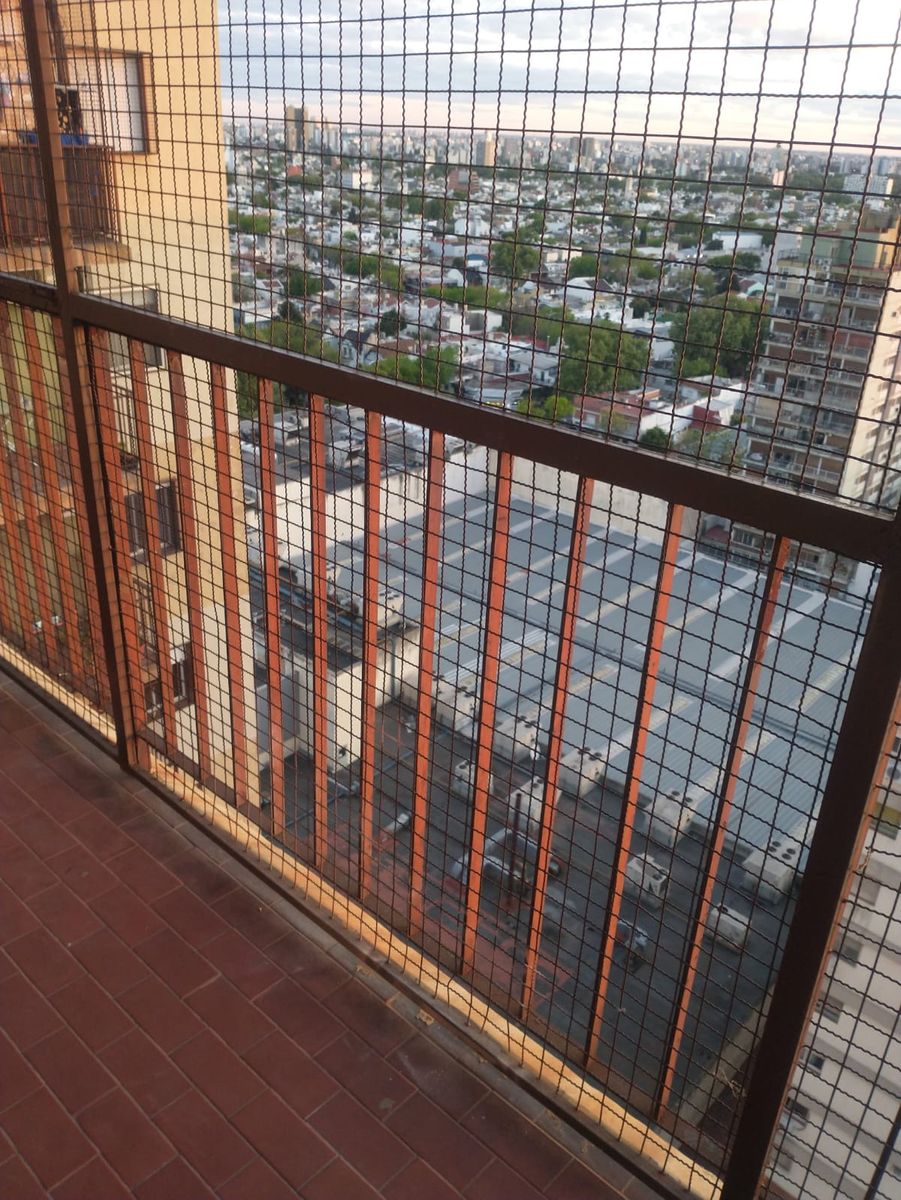 SE VENDE DPTO 4 AMB. AL FRENTE CON BALCON EN MONTE CASTRO - 12