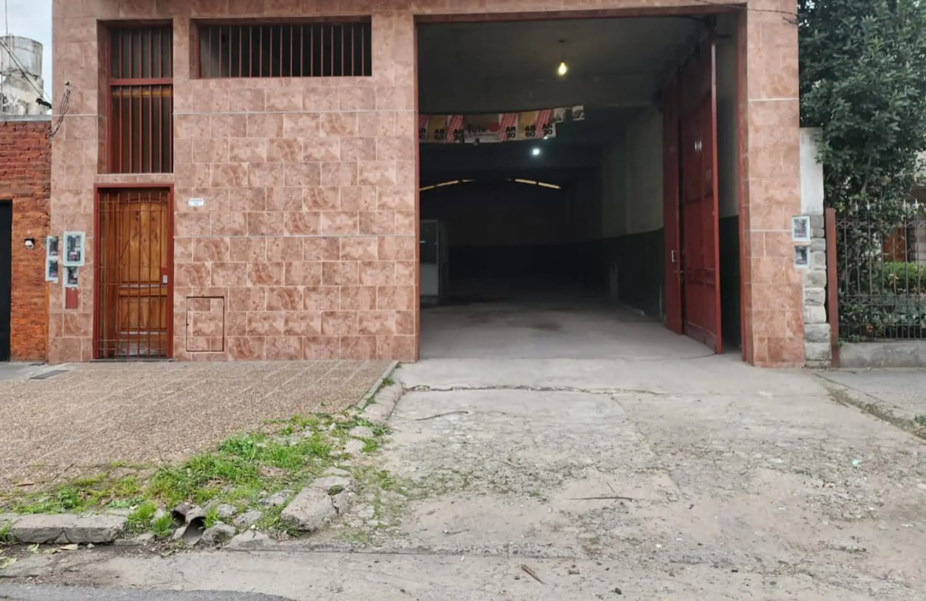SE VENDE Galpón/Depósito + Dpto en planta alta. en LOMAS DEL MIRADOR - 2