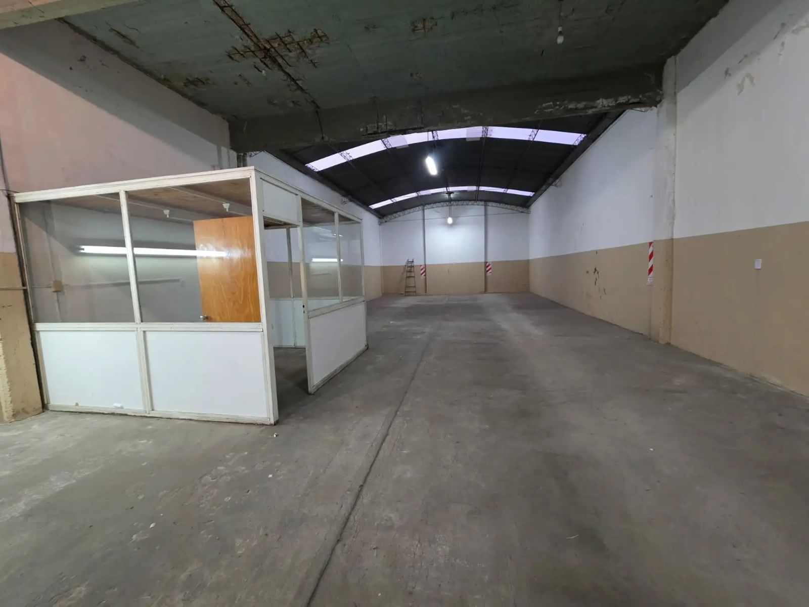 SE VENDE Galpón/Depósito + Dpto en planta alta. en LOMAS DEL MIRADOR - 3