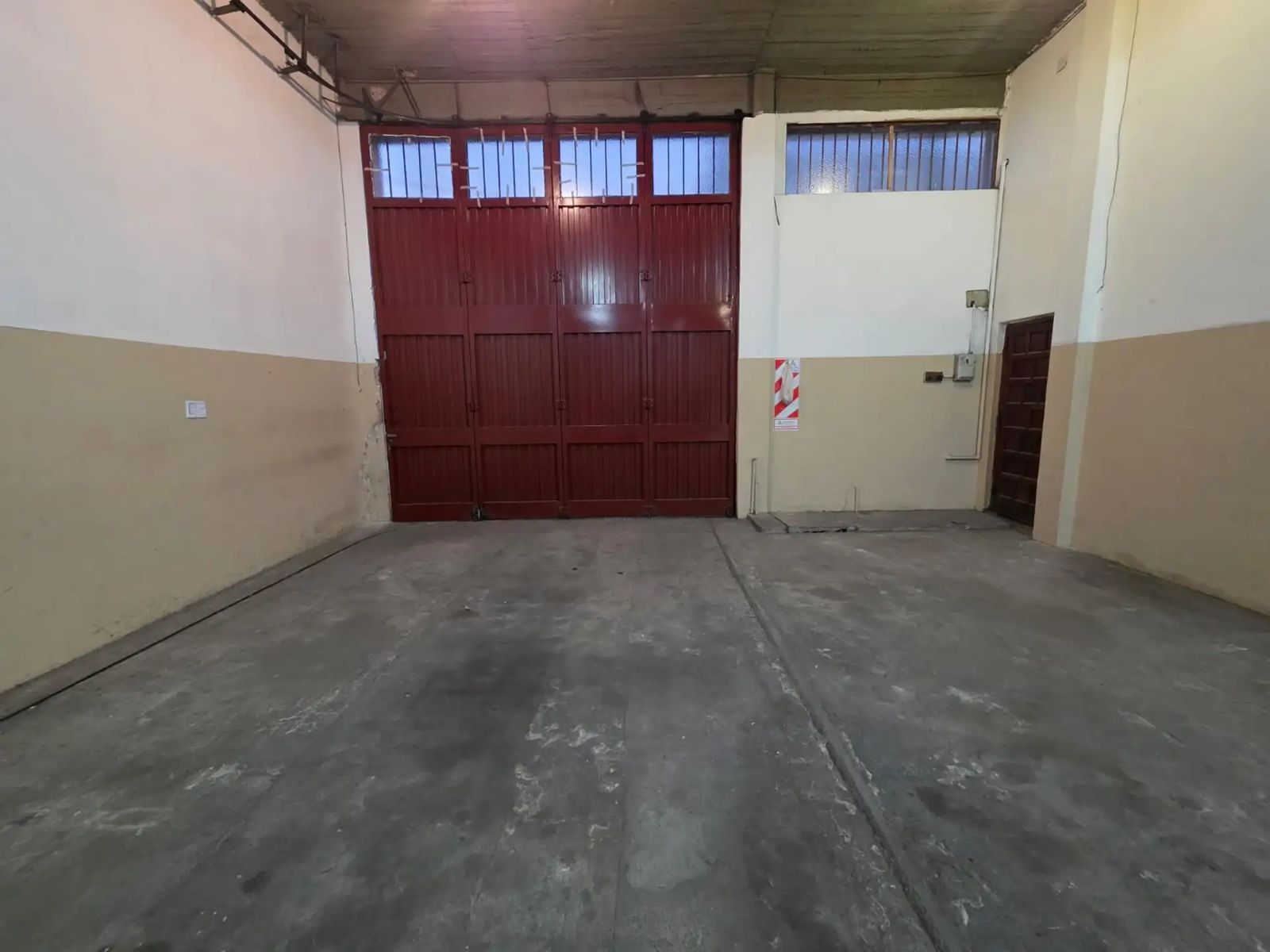 SE VENDE Galpón/Depósito + Dpto en planta alta. en LOMAS DEL MIRADOR - 4
