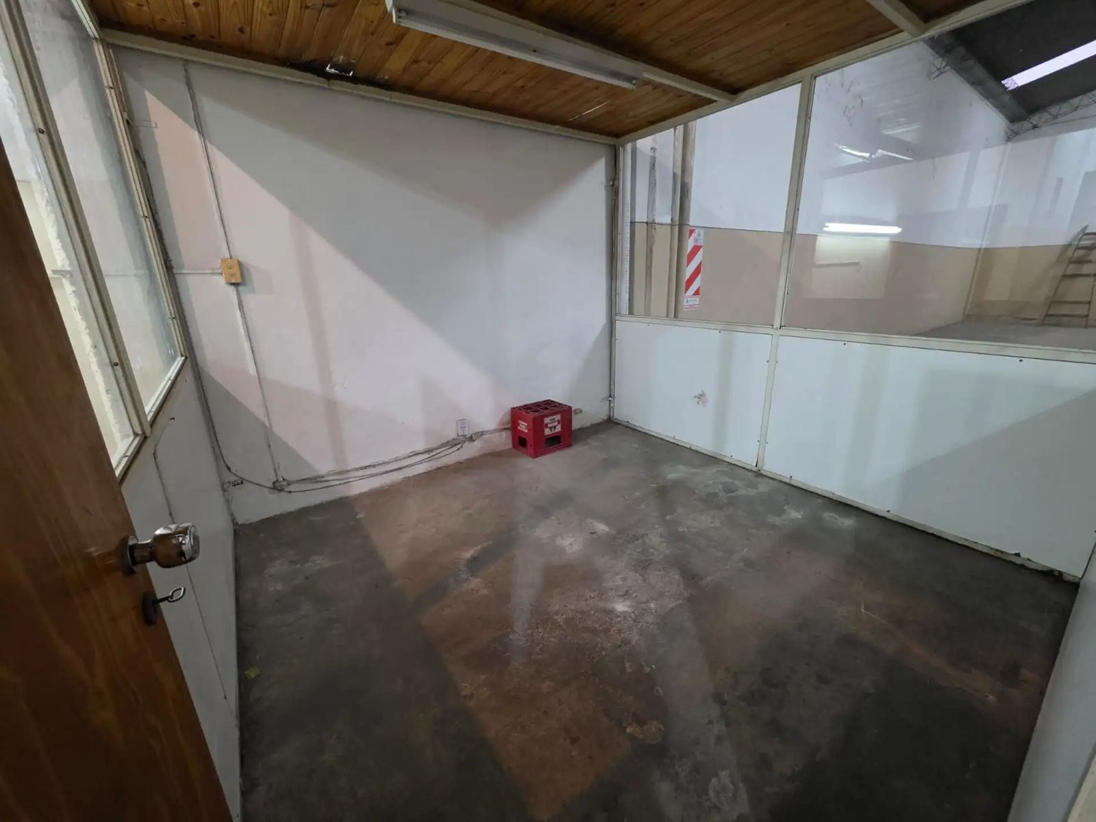 SE VENDE Galpón/Depósito + Dpto en planta alta. en LOMAS DEL MIRADOR - 7