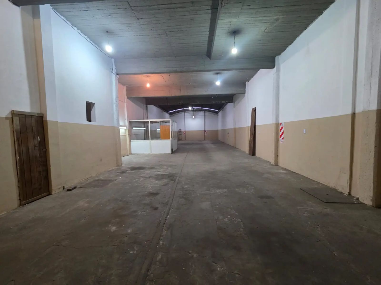 SE VENDE Galpón/Depósito + Dpto en planta alta. en LOMAS DEL MIRADOR - 8