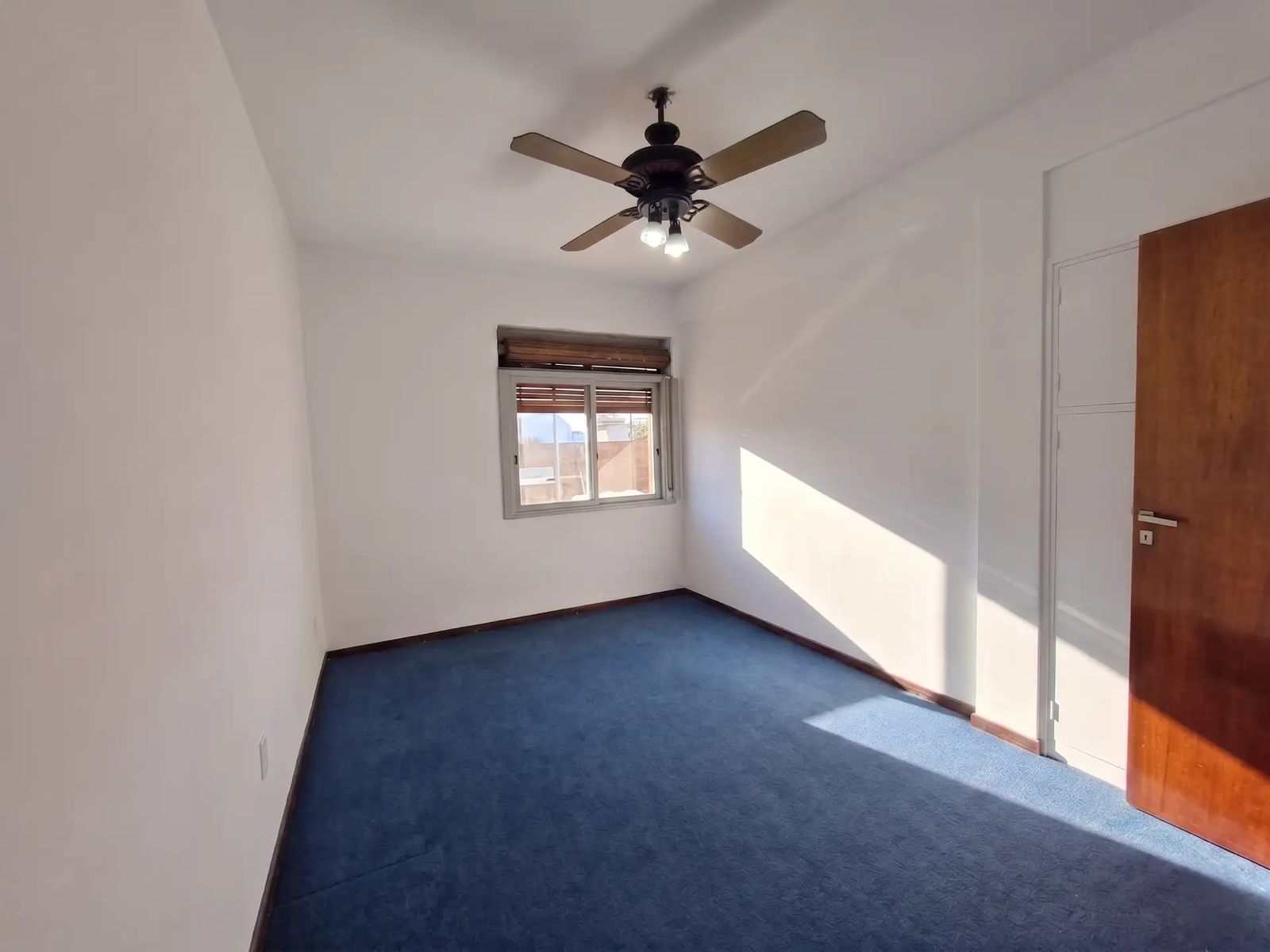 SE VENDE Galpón/Depósito + Dpto en planta alta. en LOMAS DEL MIRADOR - 22