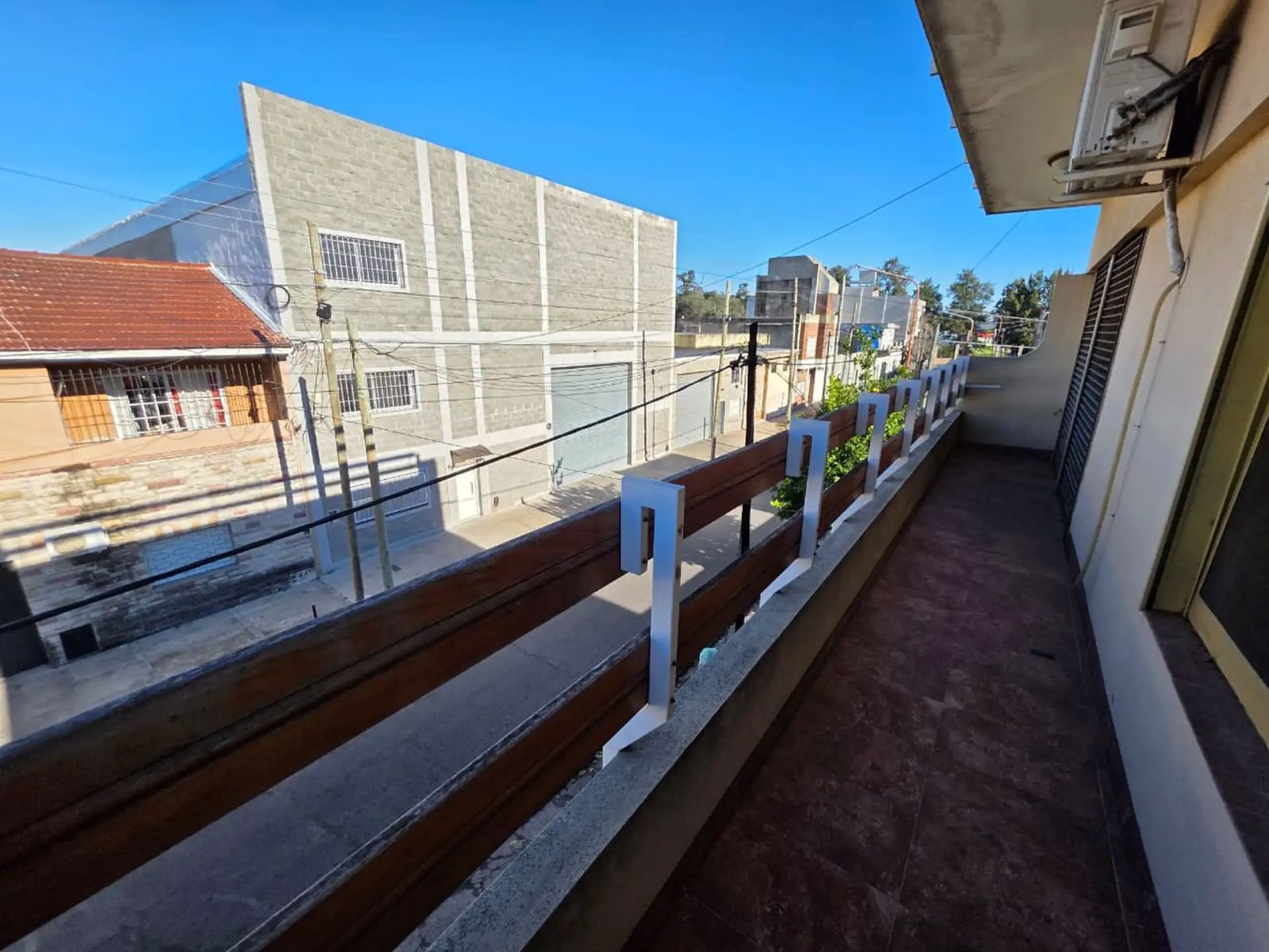 SE VENDE Galpón/Depósito + Dpto en planta alta. en LOMAS DEL MIRADOR - 25