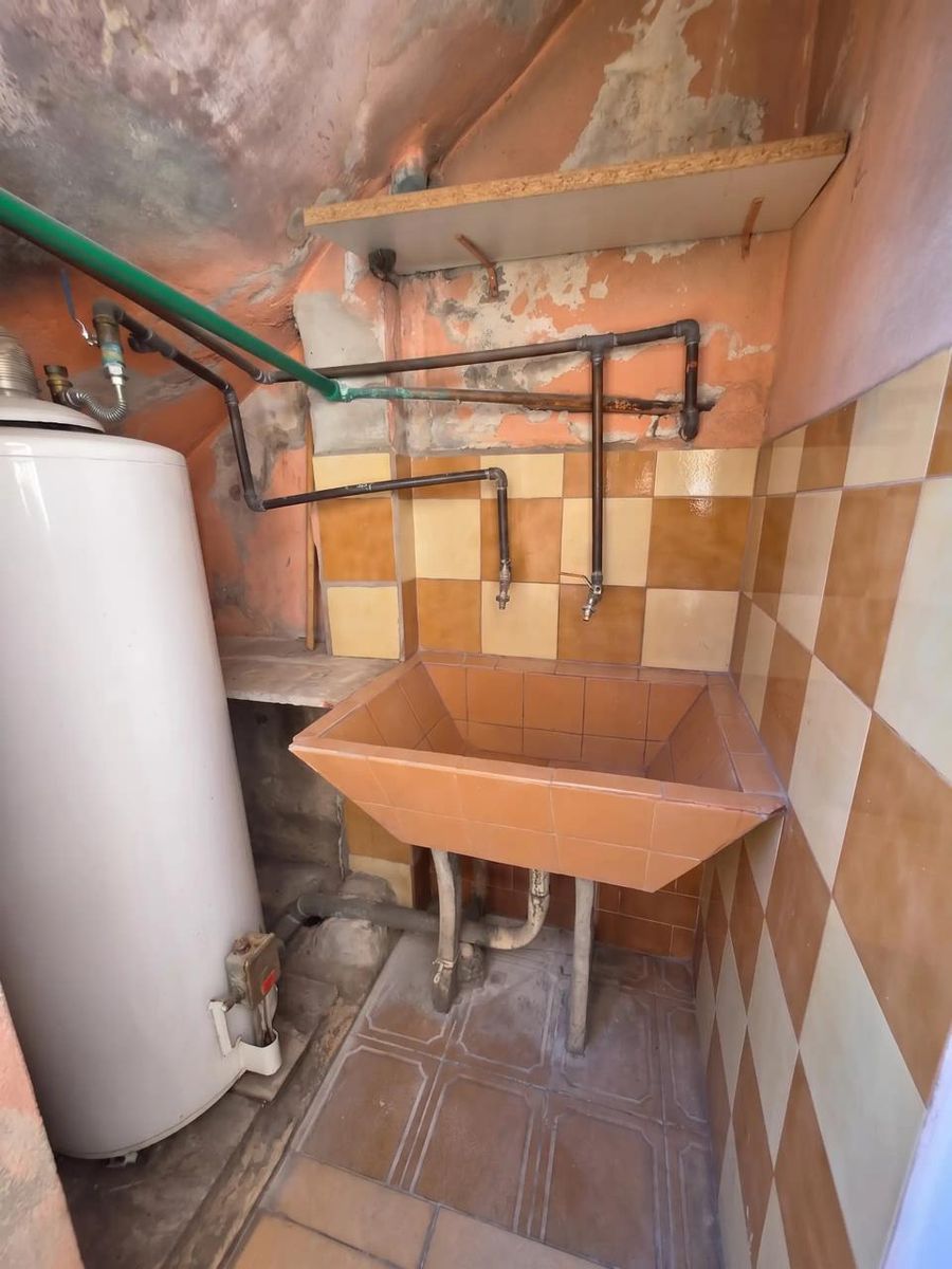 SE VENDE Galpón/Depósito + Dpto en planta alta. en LOMAS DEL MIRADOR - 28