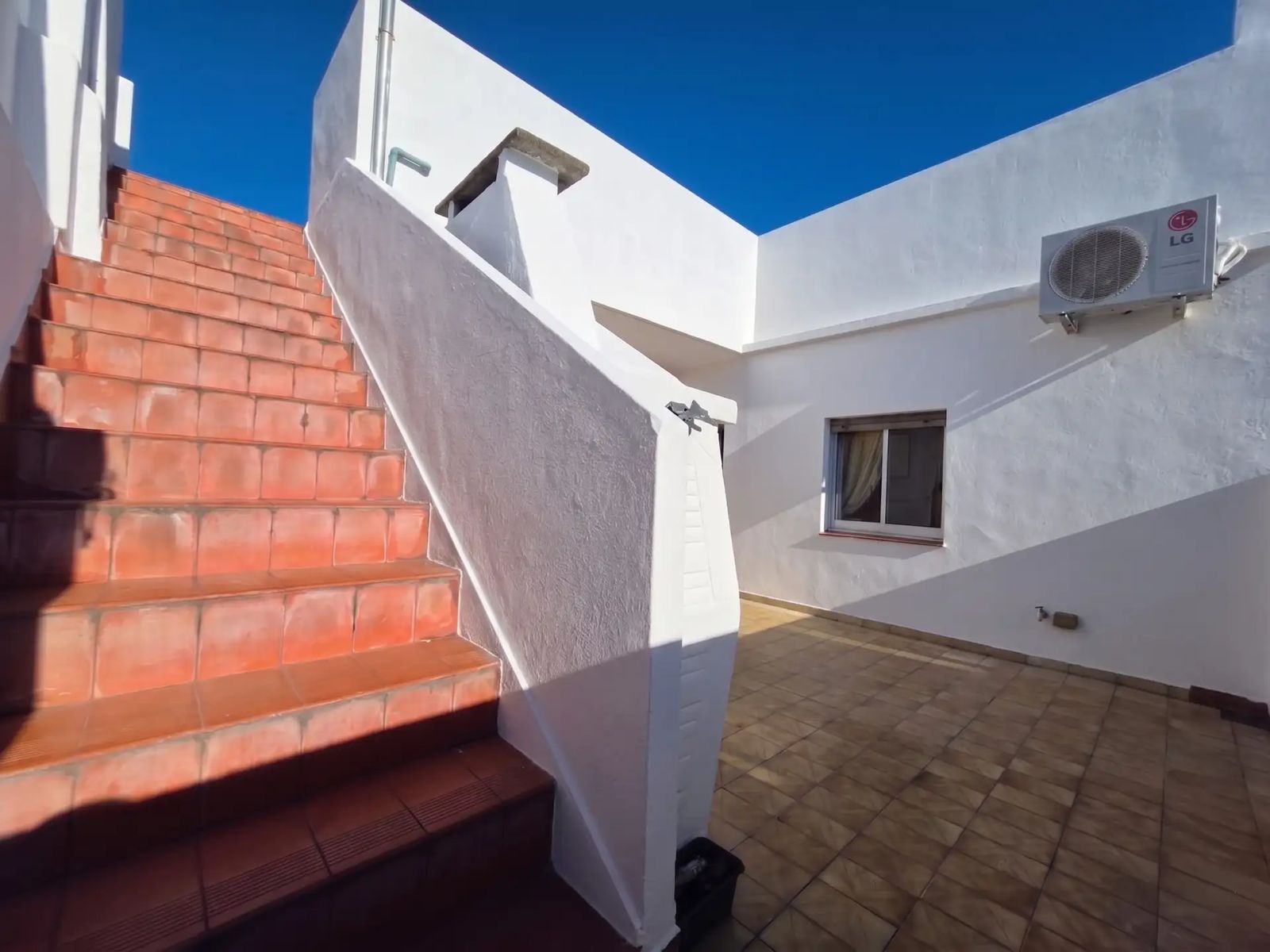 SE VENDE Galpón/Depósito + Dpto en planta alta. en LOMAS DEL MIRADOR - 29
