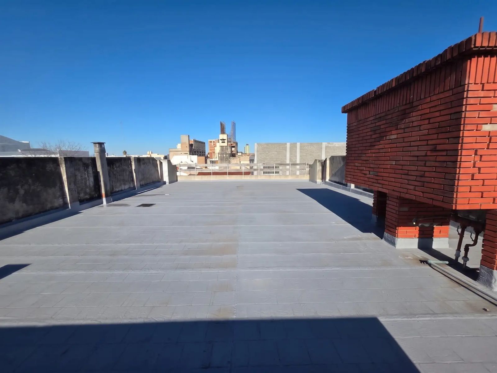 SE VENDE Galpón/Depósito + Dpto en planta alta. en LOMAS DEL MIRADOR - 31