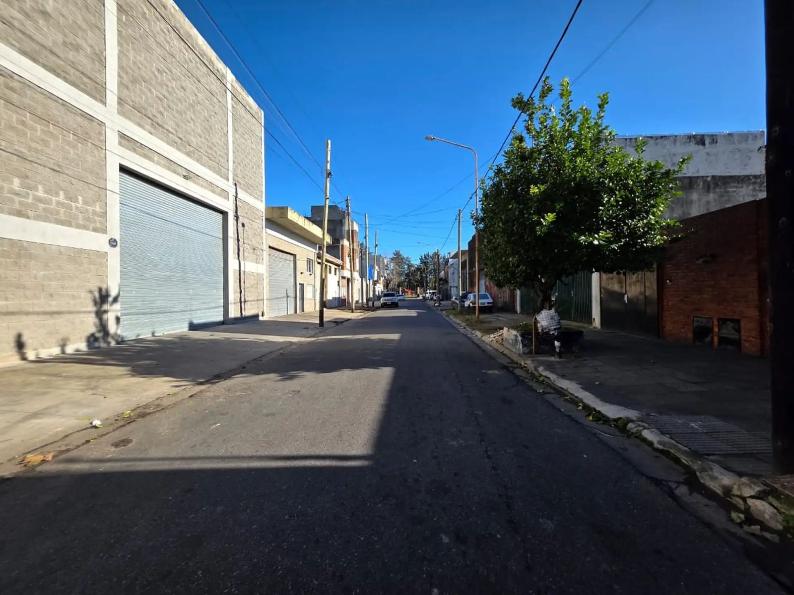 SE VENDE Galpón/Depósito + Dpto en planta alta. en LOMAS DEL MIRADOR - 34