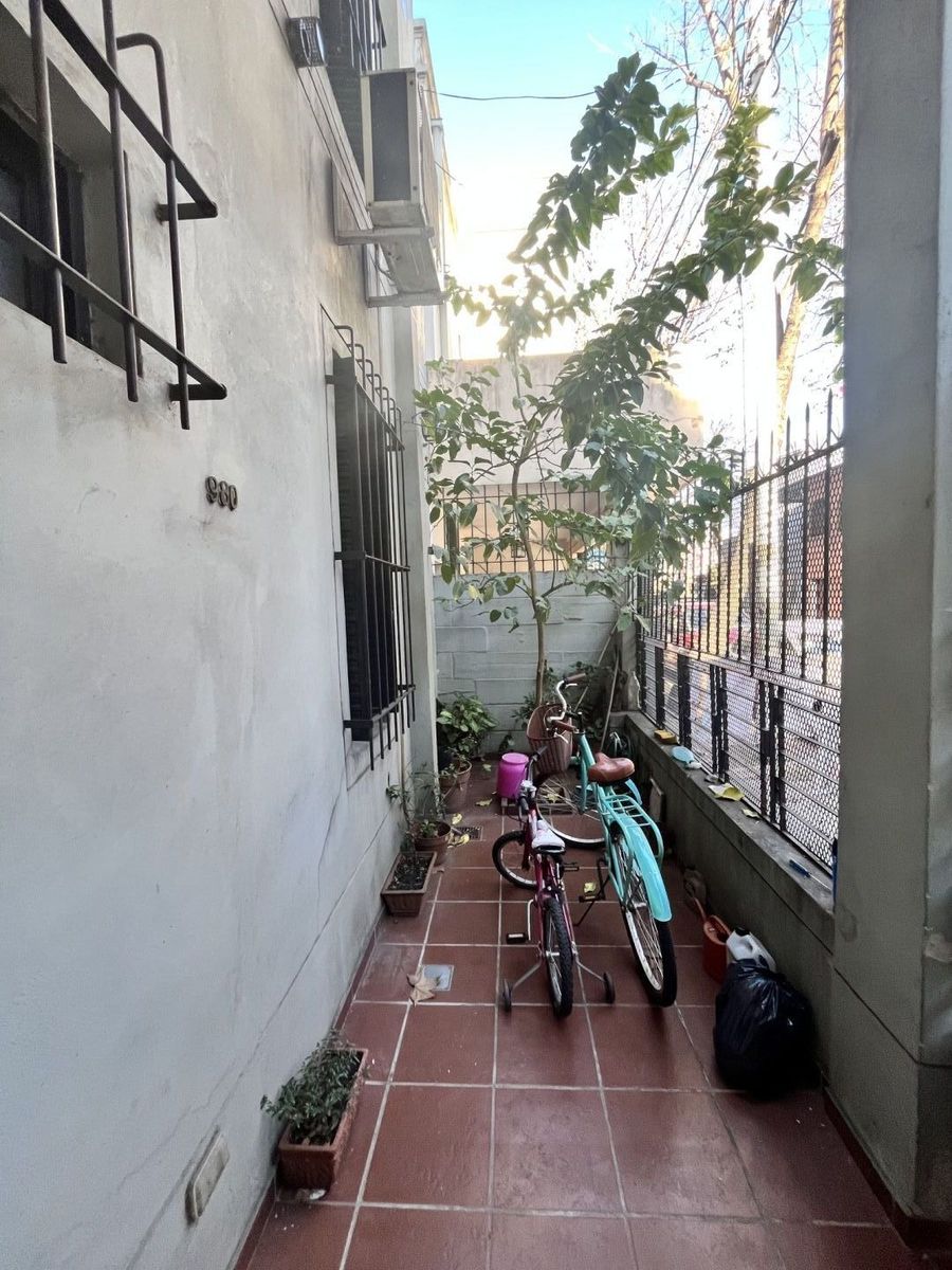 SE VENDE CASA 4 AMB. EN FLORES - 25