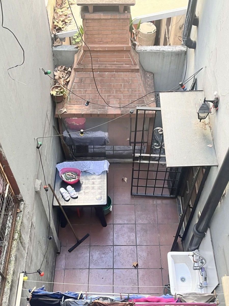 SE VENDE CASA 4 AMB. EN FLORES - 27