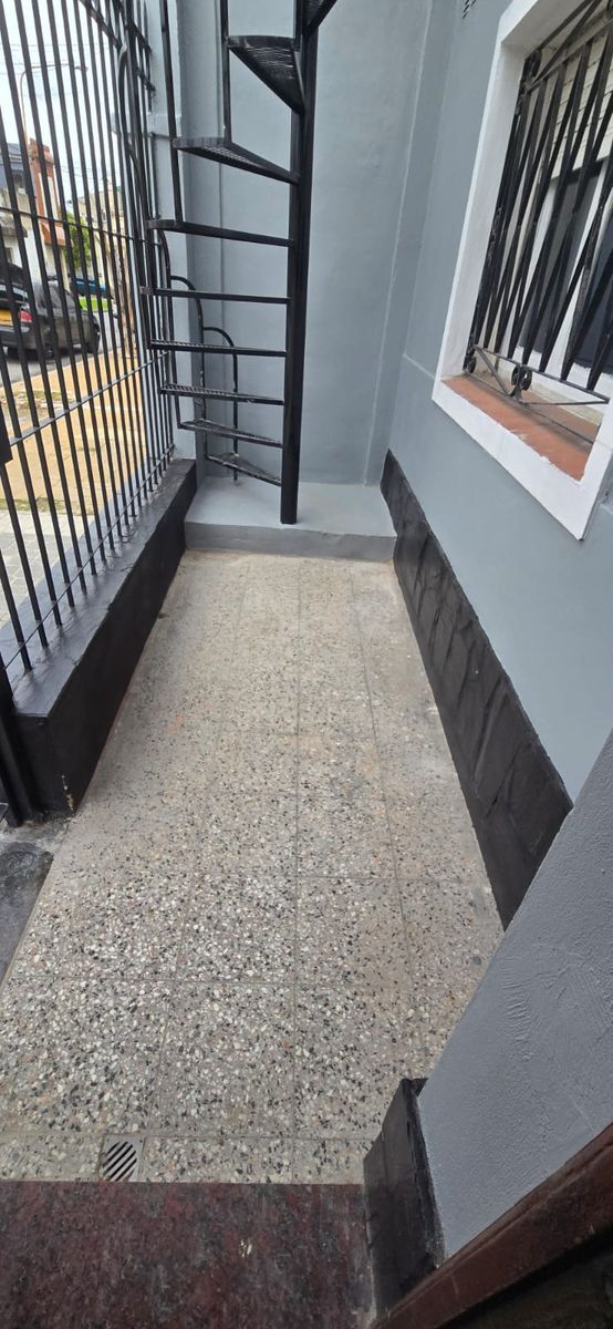 SE ALQUILA DPTO AL FRENTE 3 AMB. CON PATIO SIN EXPENSAS - 1