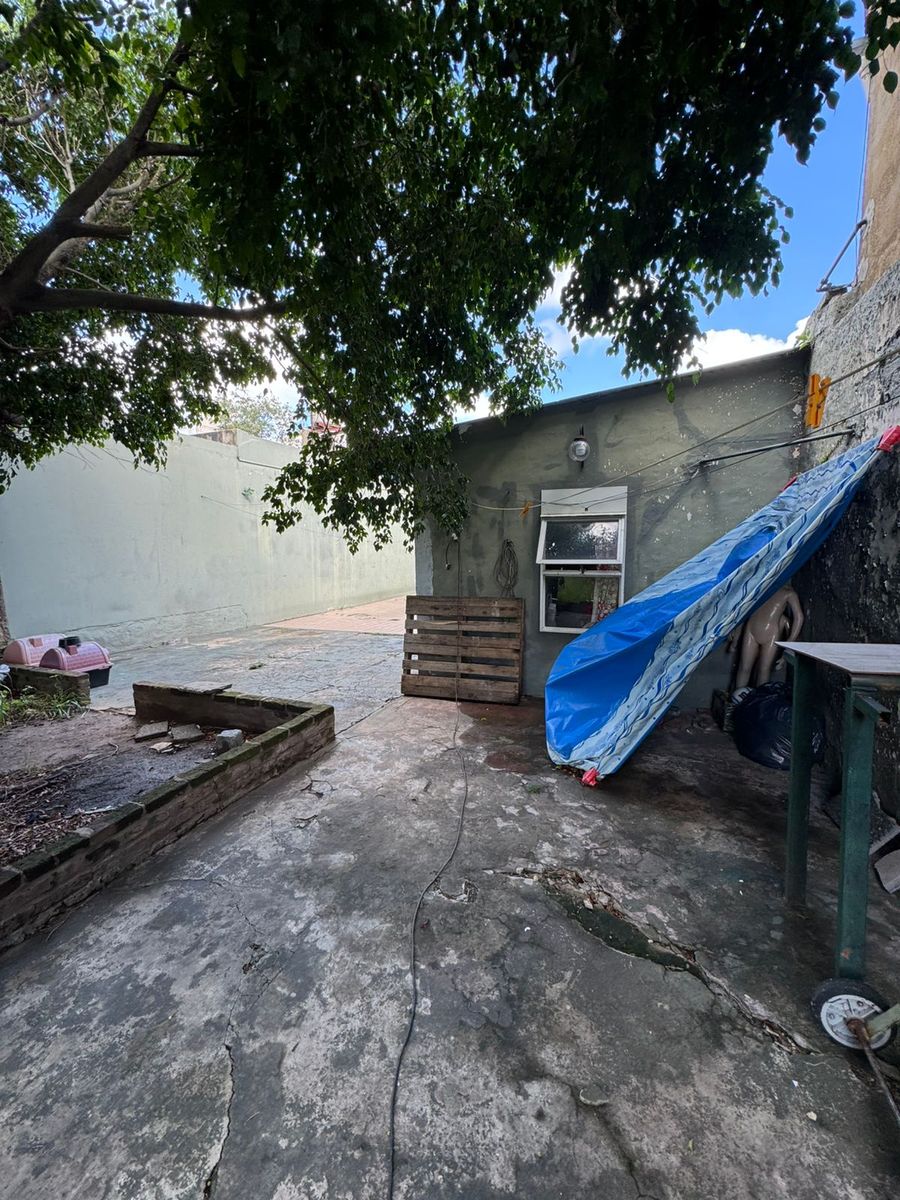 SE VENDE CASA SOBRE LOTE DE 500M2 EN PARQUE AVELLANEDA - 11