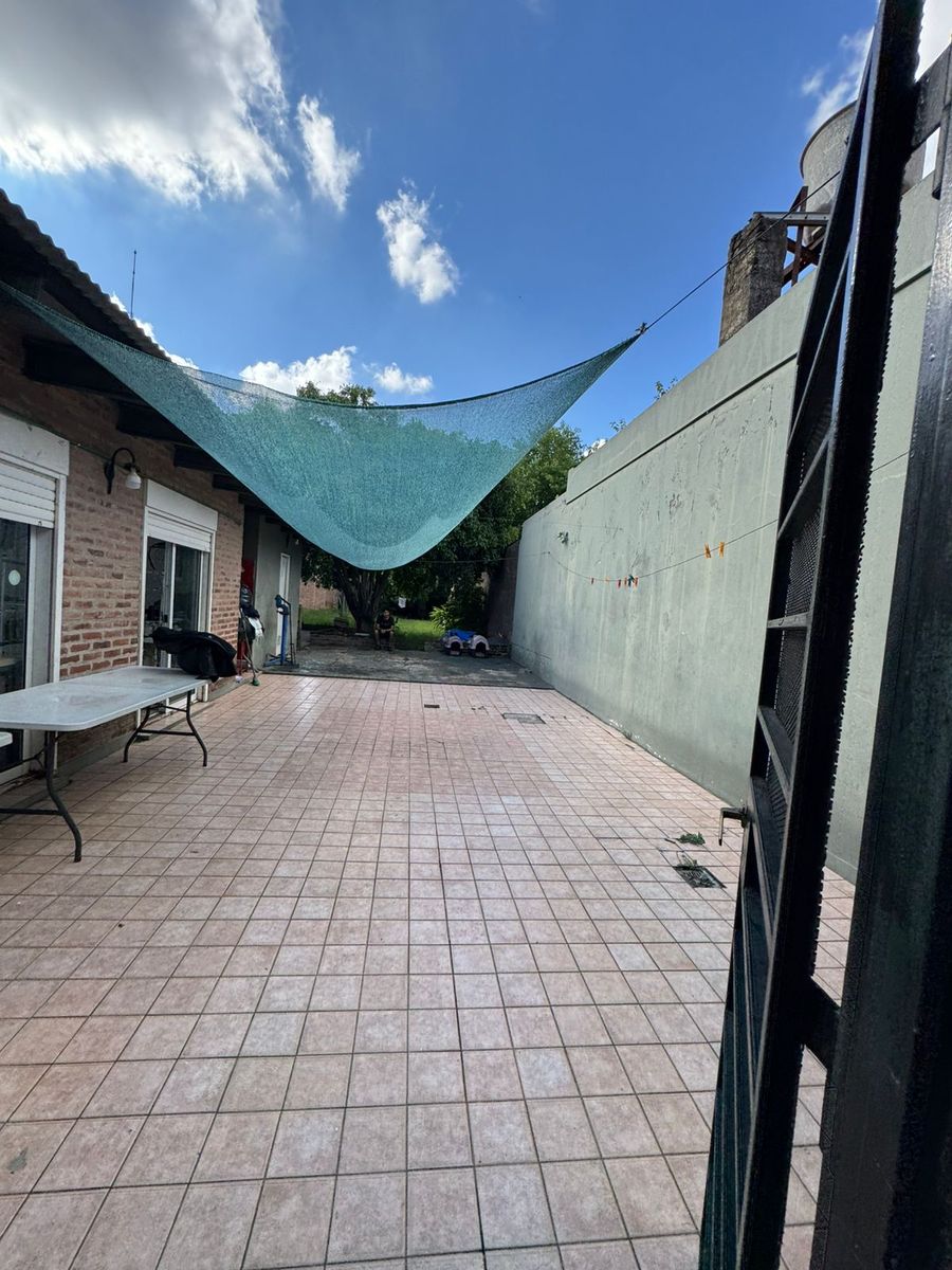 SE VENDE CASA SOBRE LOTE DE 500M2 EN PARQUE AVELLANEDA - 15