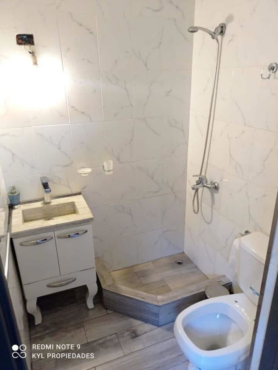 SE VENDE CASA 2 PLANTAS EN LINIERS - 28