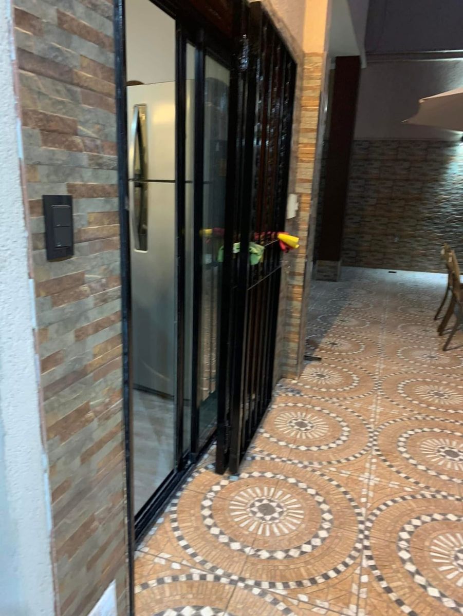 SE VENDE CASA 2 PLANTAS EN LINIERS - 31