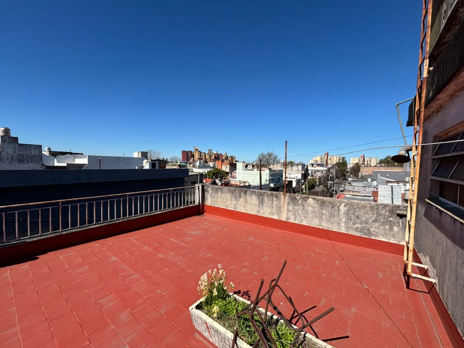 SE VENDE LOCAL CON VIVIENDA EN JOSE INGENIEROS - 25
