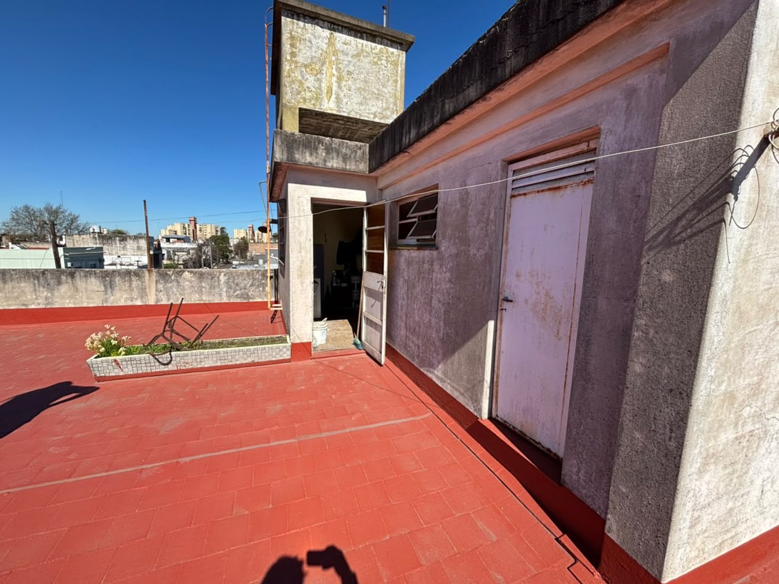 SE VENDE LOCAL CON VIVIENDA EN JOSE INGENIEROS - 27