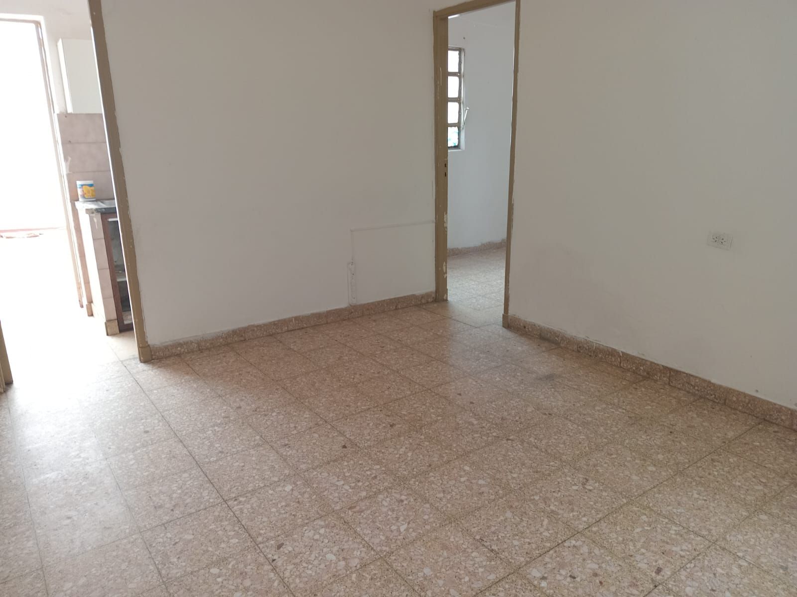SE VENDE DPTO 2 AMBIENTES GRANDES CON TERRAZA PROPIA EN RAMOS MEJIAS - 2