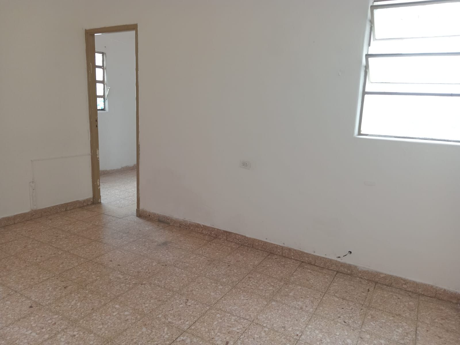 SE VENDE DPTO 2 AMBIENTES GRANDES CON TERRAZA PROPIA EN RAMOS MEJIAS - 3