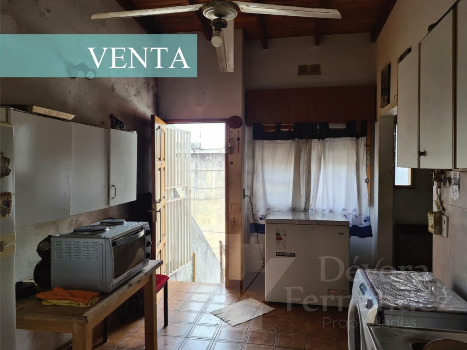 PH EN CASTELAR EN LA CALLE RANCHOS 1454 A METROS DE SARMIENTO DOS CASAS EN UN MISMO LUGAR — foto 2