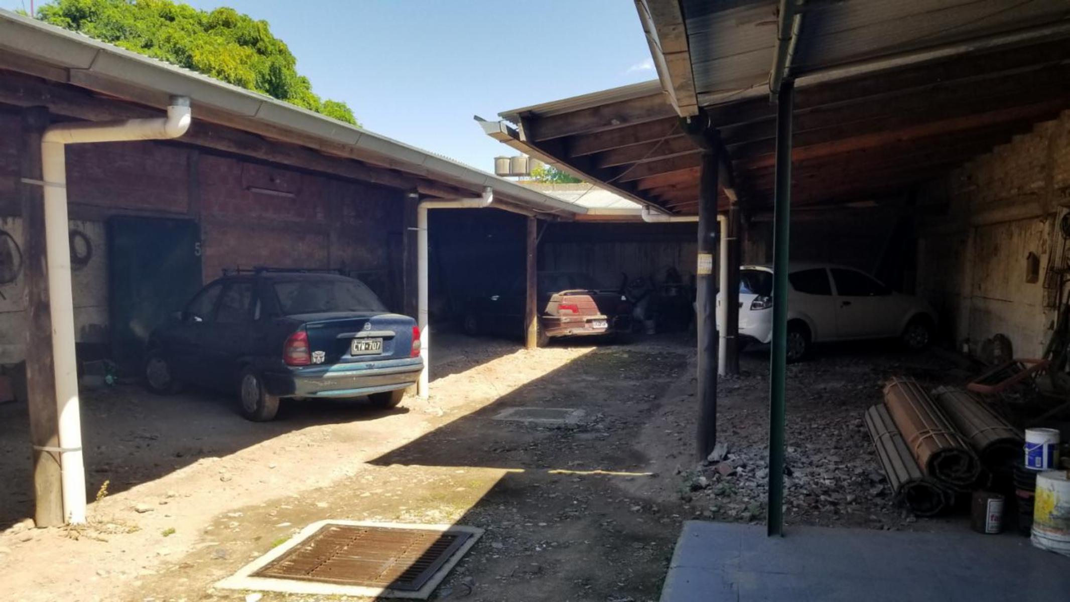 Lote de 10x21 en venta en Villa Luzuriaga