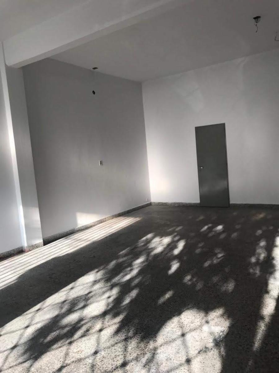 Galpón con dos locales en Alquiler en San Justo - 12