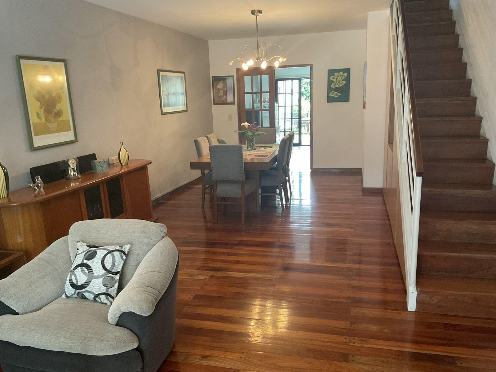 Excelente Duplex de 5 Amb con Jardin, Parrilla y Cochera Doble.Impecable Estado — foto 3