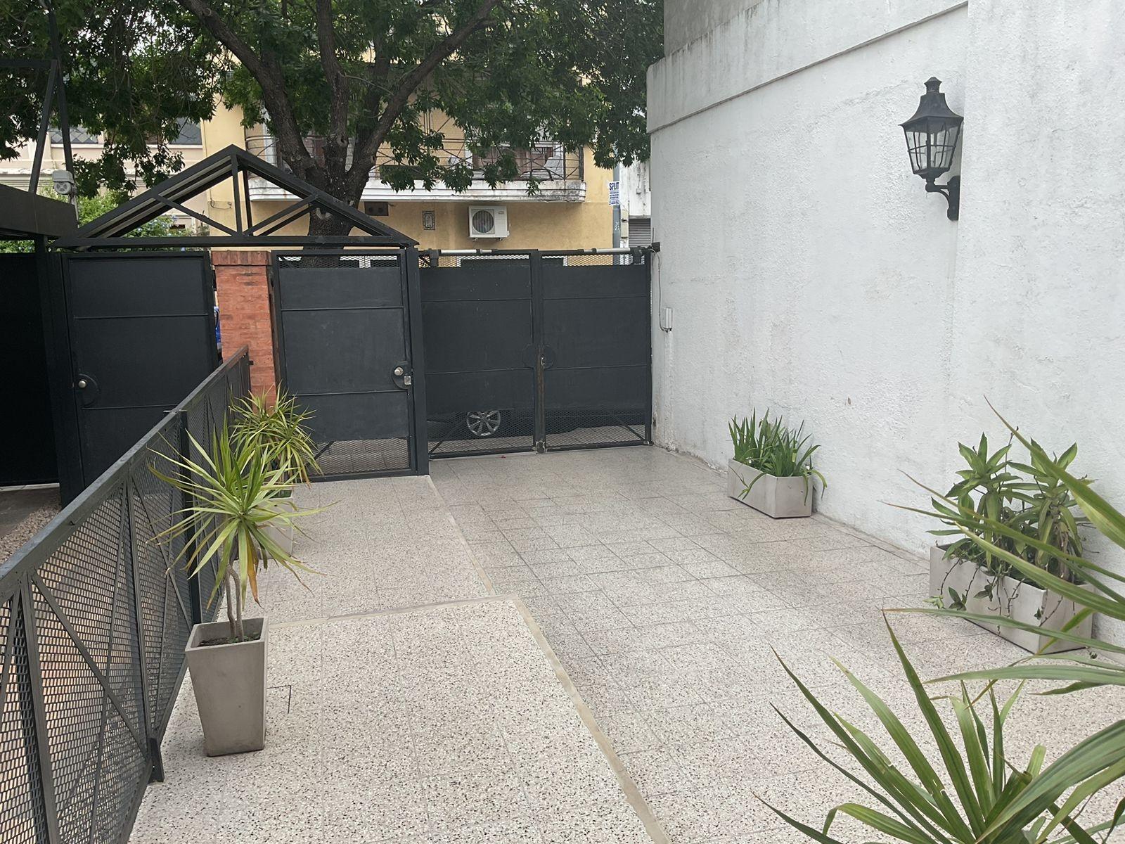 Excelente Duplex de 5 Amb con Jardin, Parrilla y Cochera Doble.Impecable Estado — foto 5