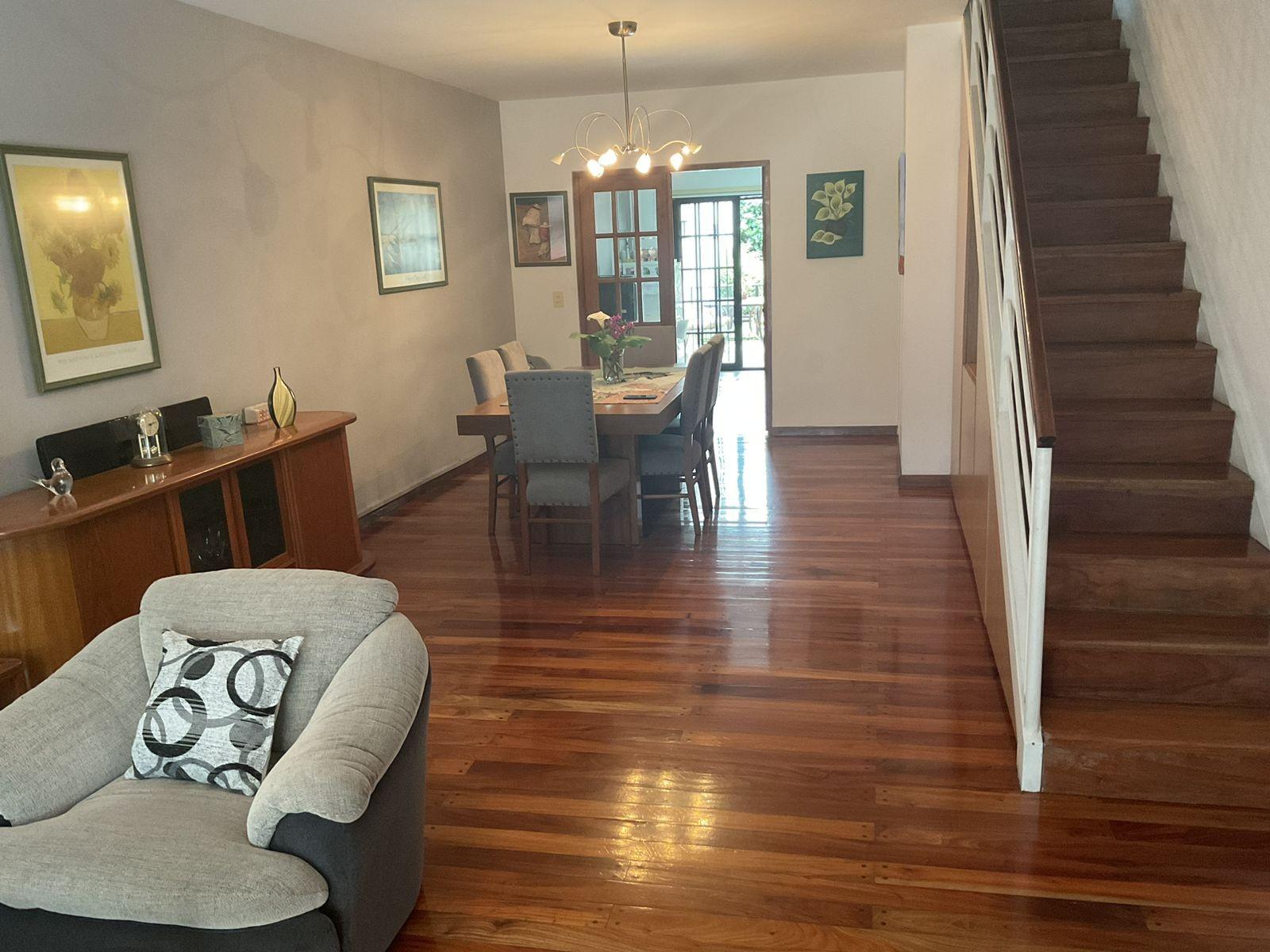 Excelente Duplex de 5 Amb con Jardin, Parrilla y Cochera Doble.Impecable Estado — foto 6