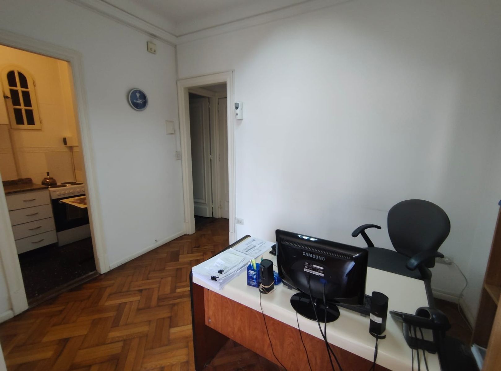 Departamento 2 Ambientes C/grandes Ventanales en los Ambientes. — foto 3