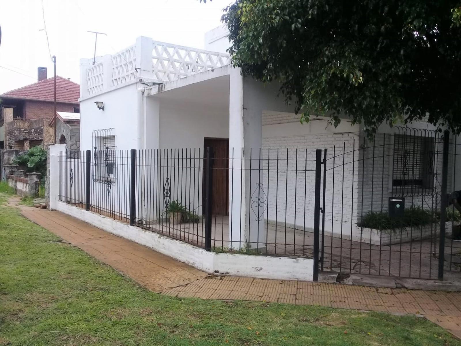 CASA EN VENTA EN CASTELAR
