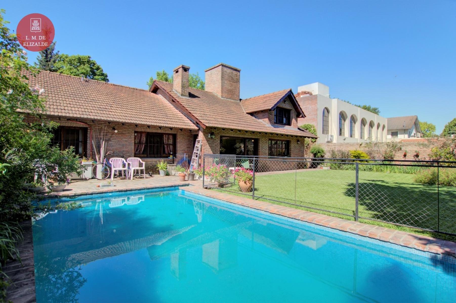 Gdor. Arana y Av. Sucre - Casa con gran jardín, pileta y quincho - Venta - Santa Rita - Boulogne