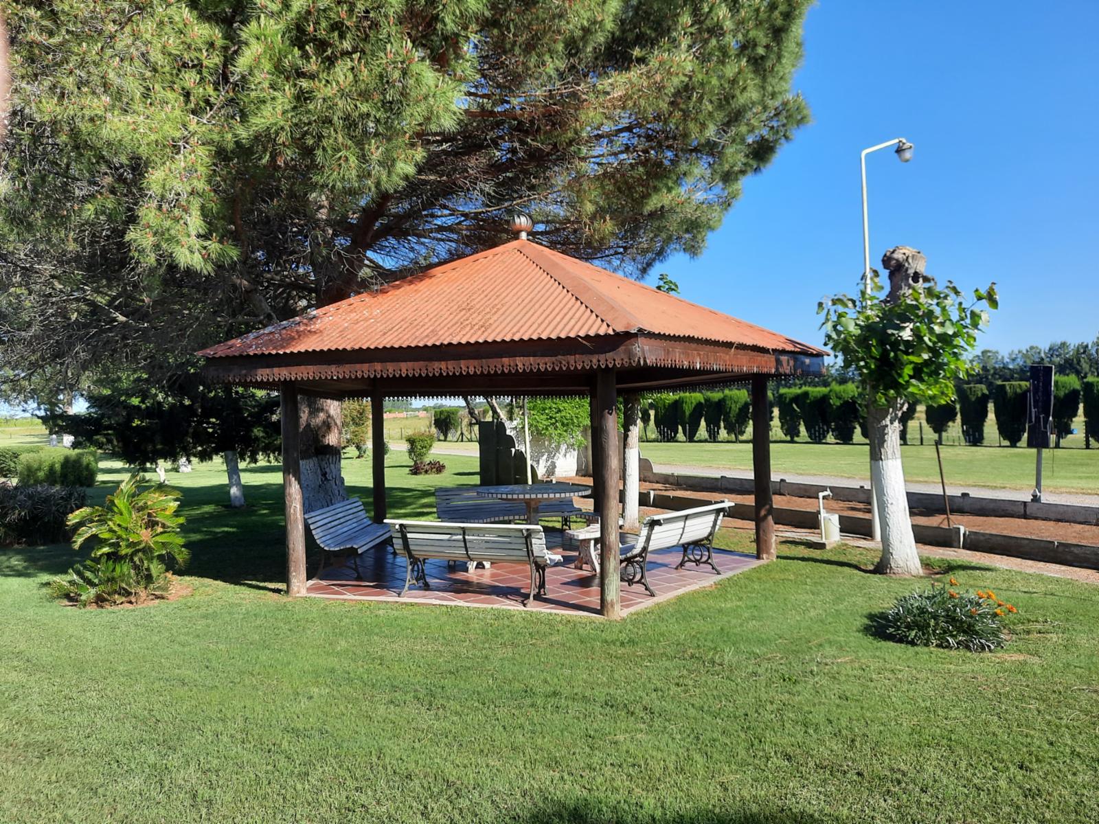 EXCELENTE FRACCION EN DOLORES, CASCO DE ESTANCIA CON LAGO ARTIFICIAL - 2