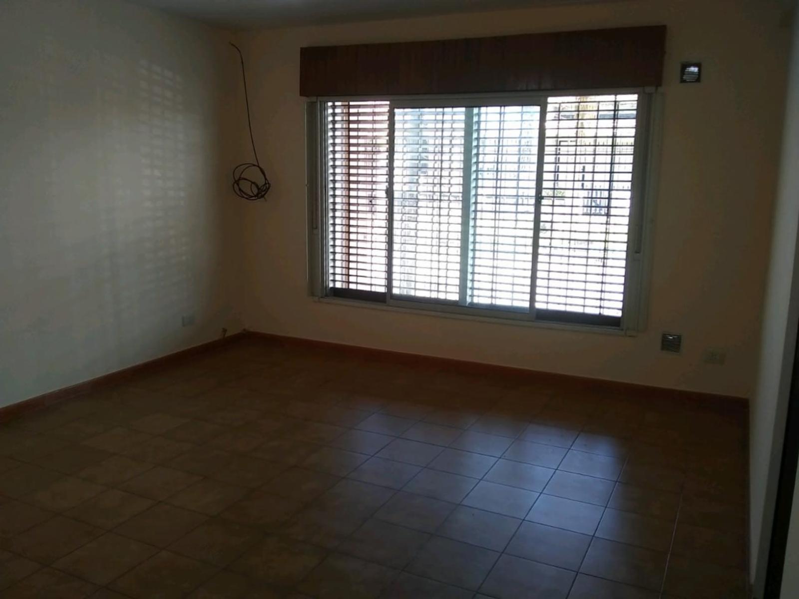 CHALET, 5 AMBIENTES, FONDO LIBRE - 12