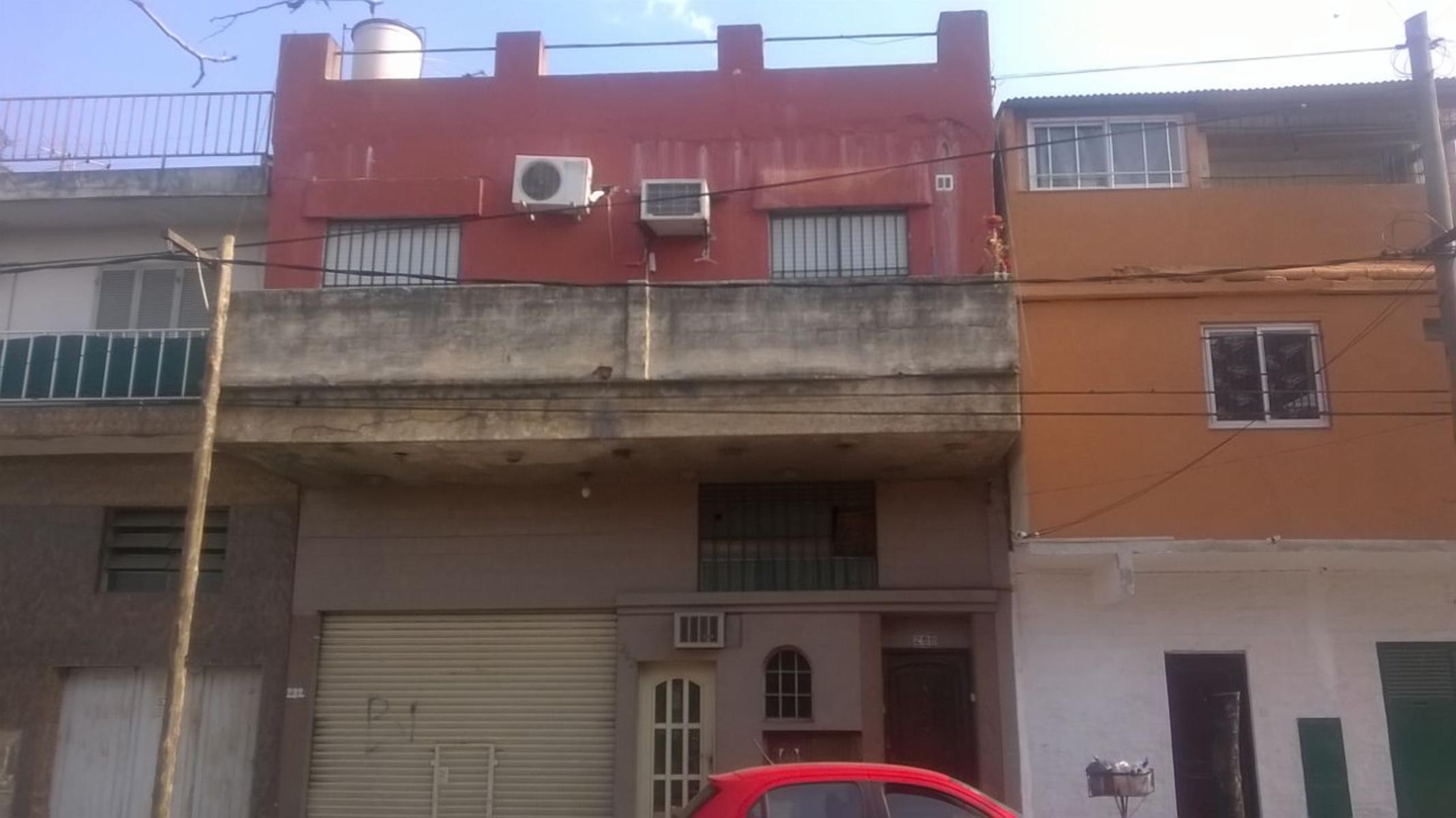 Excelente PH al frente sin expensas de 3 amb. con balcon, patio y terraza.