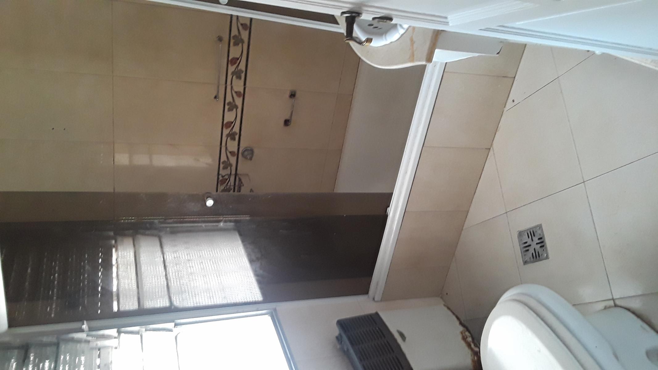 Excelente casa, estilo Mil Casitas, en 2 plantas, con salida a 2 calles. (Ibarrola y Pasaje La Huerta) Impecable estado. — foto 3