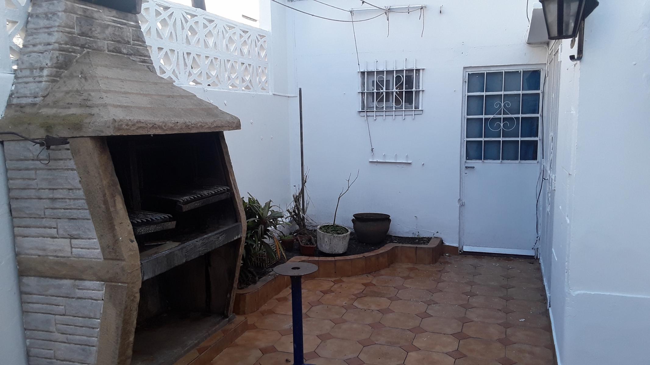 Excelente casa, estilo Mil Casitas, en 2 plantas, con salida a 2 calles. (Ibarrola y Pasaje La Huerta) Impecable estado. — foto 5