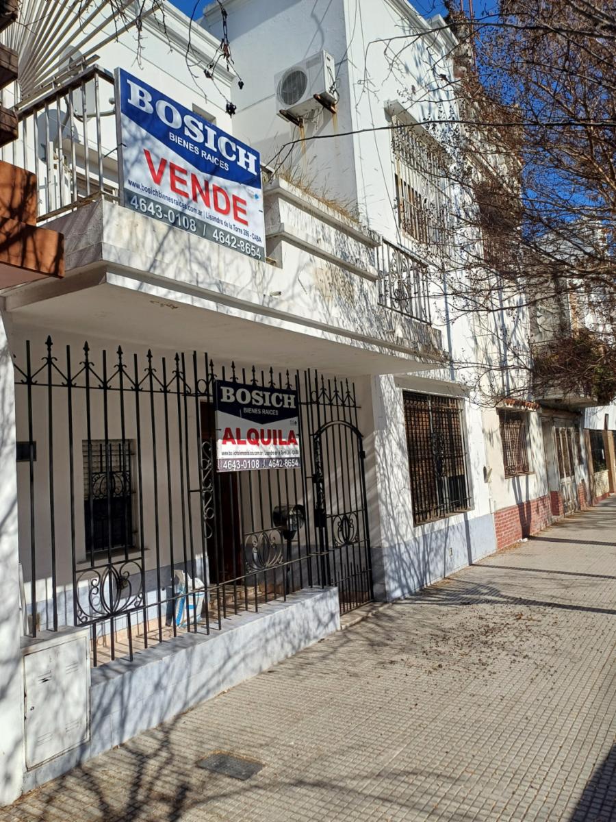 Excelente casa, estilo Mil Casitas, en 2 plantas, con salida a 2 calles. (Ibarrola y Pasaje La Huerta) Impecable estado. — foto 8