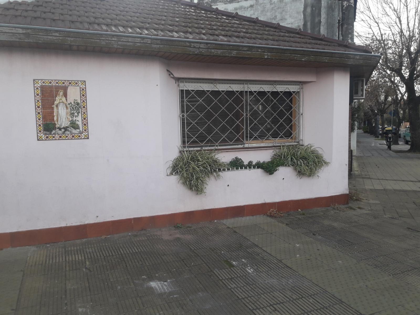 Excelente propiedad de 3 amb. Con patio en impecable estado. Actualmente se usa como oficina. — foto 4