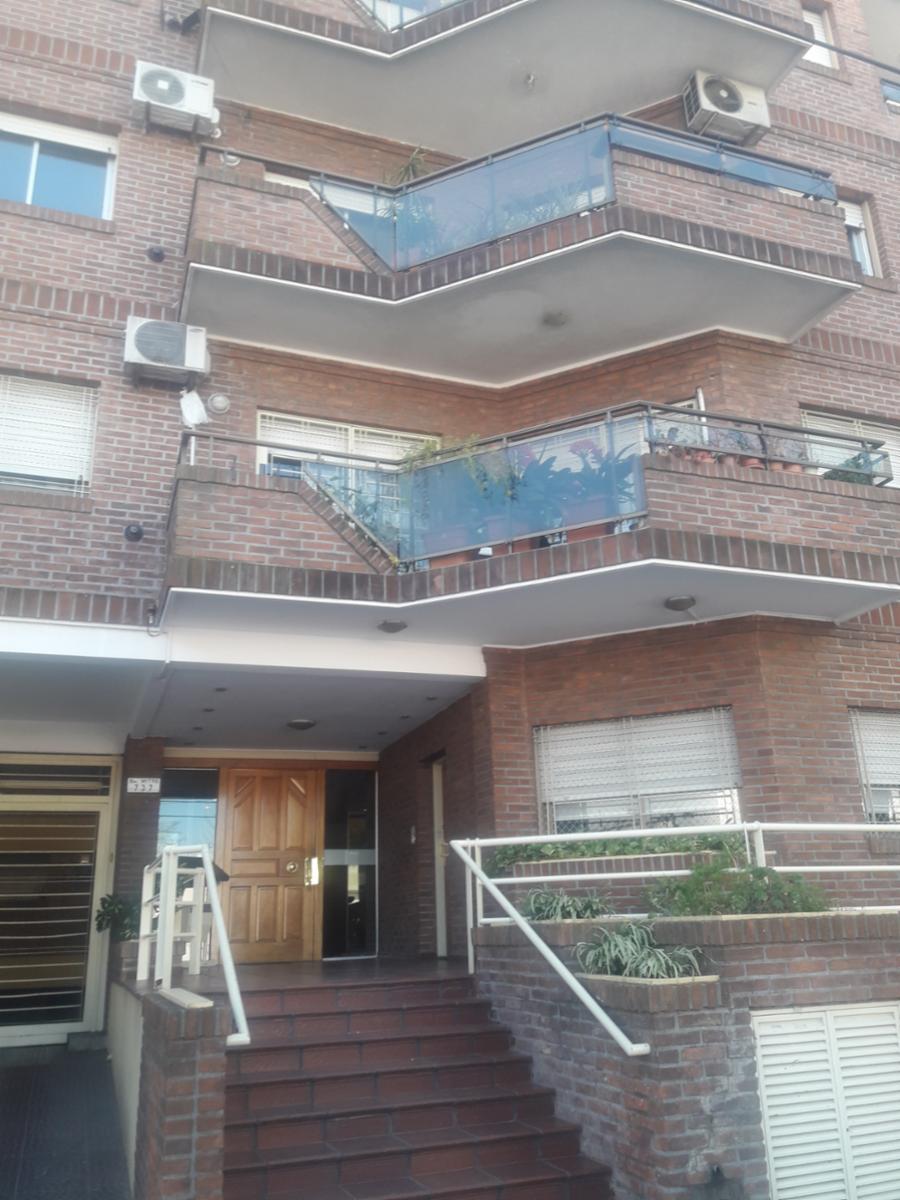 Excelentes Departamentos en pleno centro de Morón, Juntos o separados, 2 y 3 amb. En 1 piso. IMPECABLE