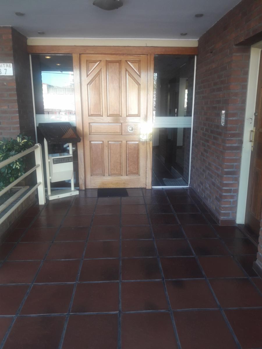 Excelentes Departamentos en pleno centro de Morón, Juntos o separados, 2 y 3 amb. En 1 piso. IMPECABLE — foto 2
