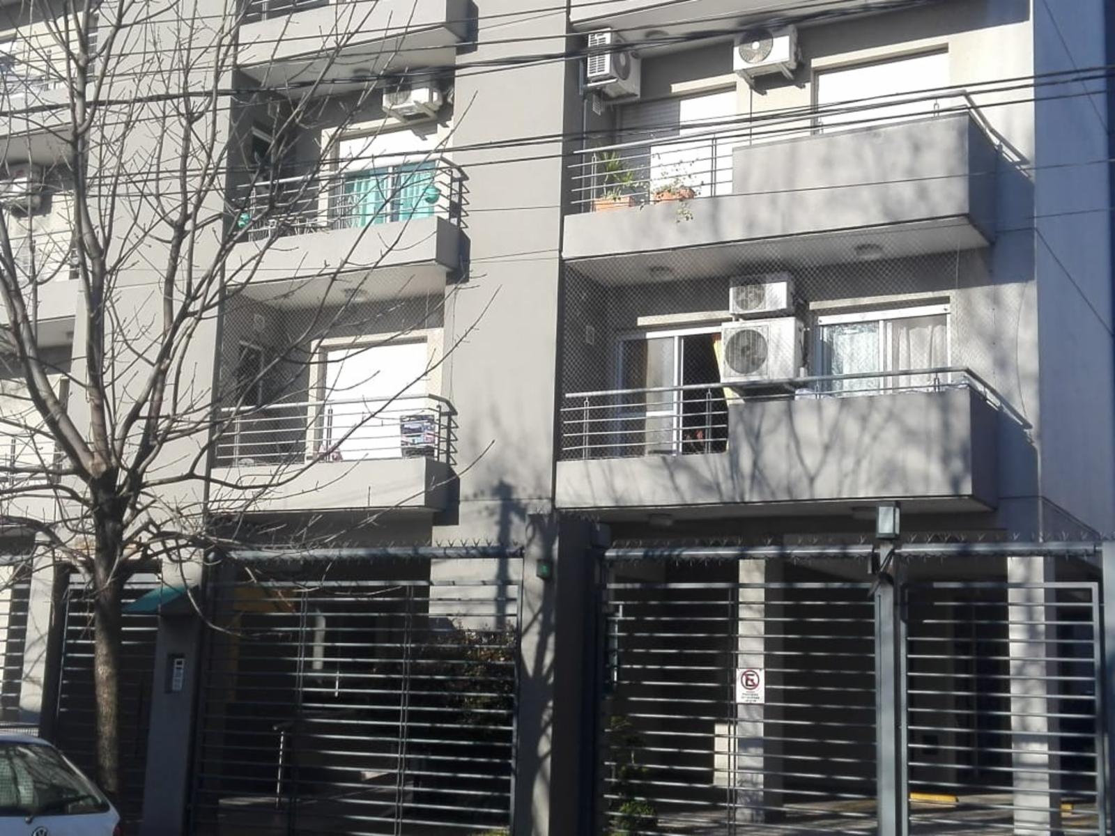 Excelente Dto en Caseros. 2 Amb. Casi a nuevo al frente en el 1 piso.