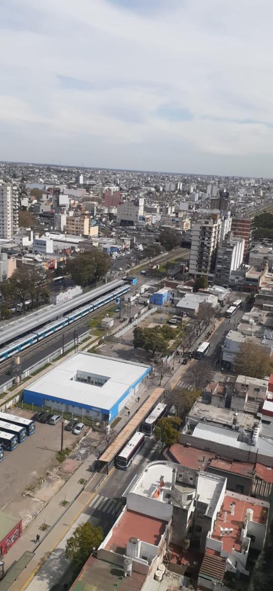 Departamento de 3 amb. ubicado en la torre de Ex Telefoncia. Excelente estado