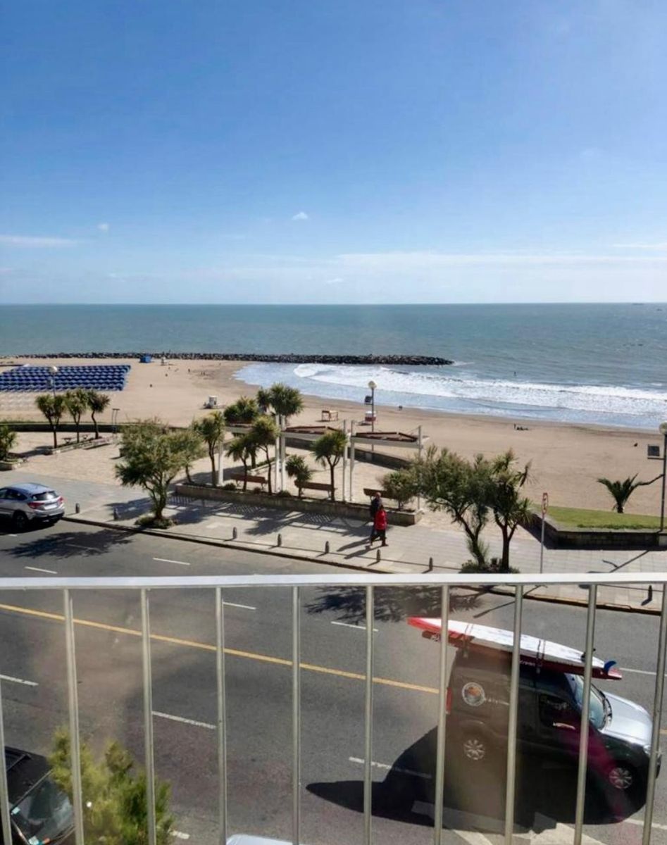 Excelente Departamento frente a la playa Varese. 3 amb. y dependenciade servicio. Con cochera y guarda coche. Impecable estado