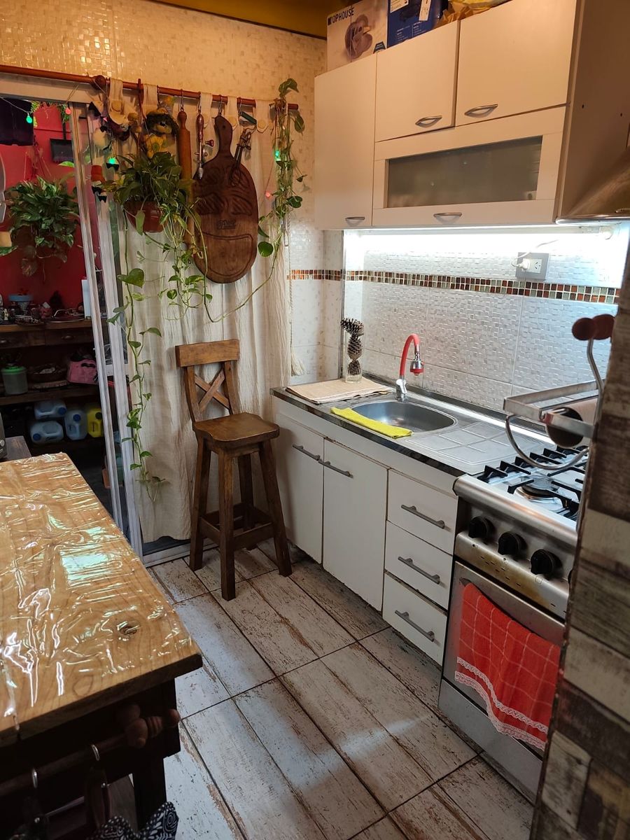 Excelente Mil casitas, ubicado a mts del centro de Liniers. 3 amb. con patio. — foto 2
