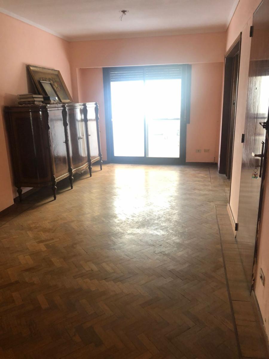 Venta departamento. Piso de 4 ambientes al frente con Balcón. Parque Patricios. — foto 2