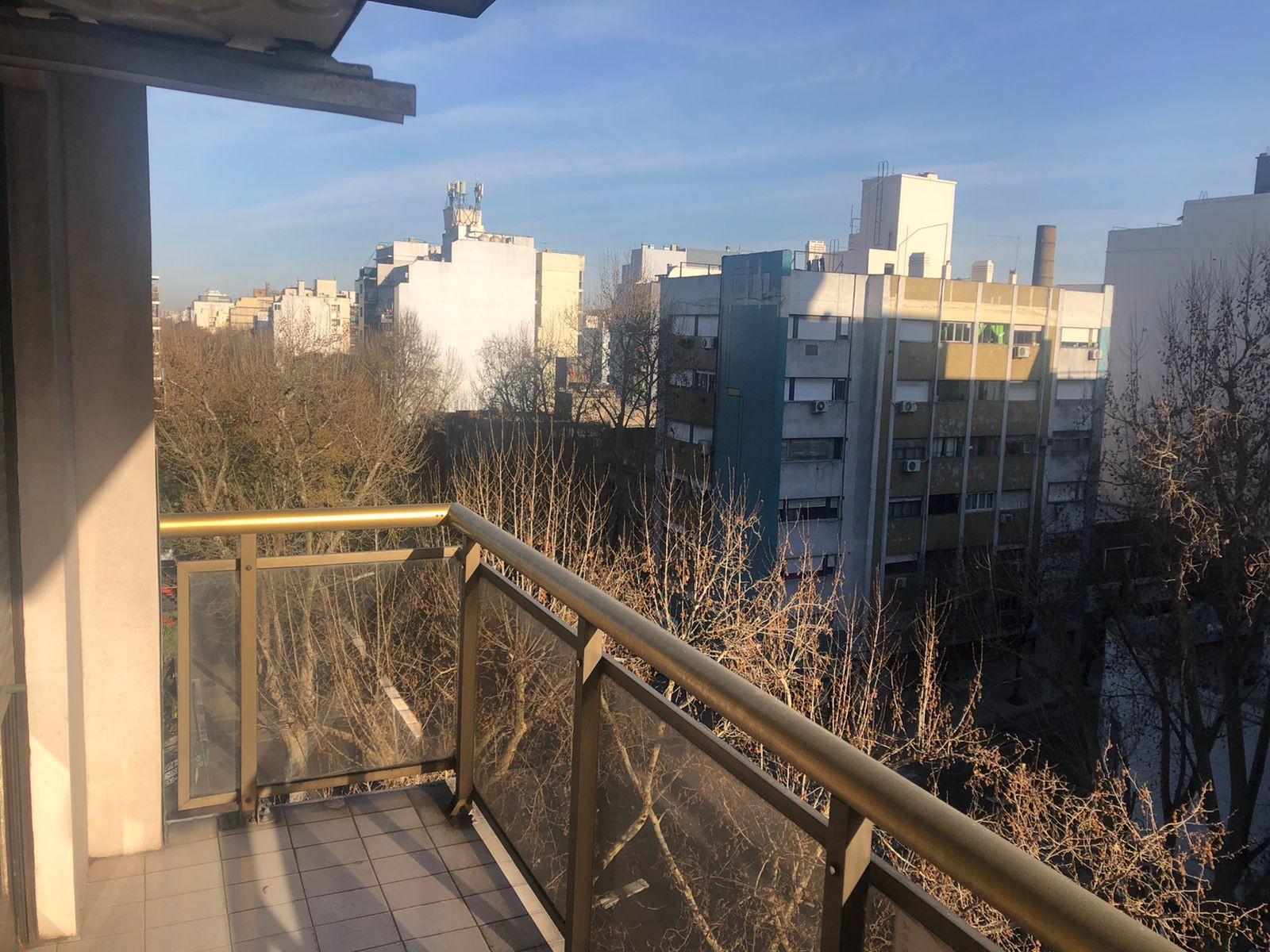 Venta departamento. Piso de 4 ambientes al frente con Balcón. Parque Patricios. — foto 9